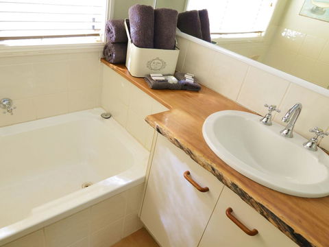 Apple Tree Cottage Montville - Redcliffe Tourism 10