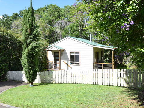 Apple Tree Cottage Montville - Redcliffe Tourism 2