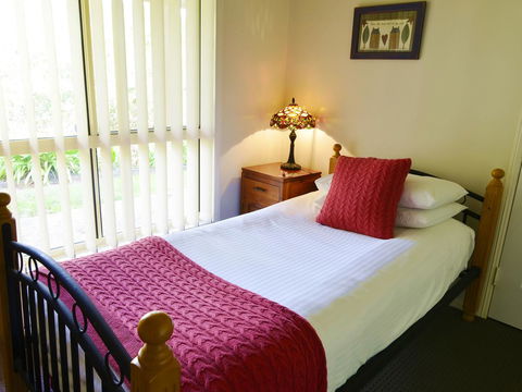 Apple Tree Cottage Montville - Redcliffe Tourism 9