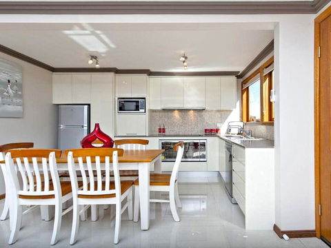 'Beach Break 2', 2/10 Lionel St - Downstairs Unit With Aircon - Redcliffe Tourism 2