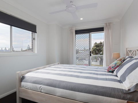 'Birubi Breezes', 2/7 Fitzroy St - Large Duplex With Air Conditioning, WIFI & Only 5 Minute Walk To The Beach - Redcliffe Tourism 3