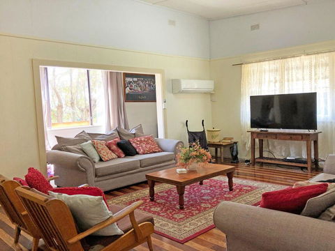 'Daves Place', 27 Rigney St - Holiday House With WIFI, Aircon & Boat Parking - Redcliffe Tourism 3