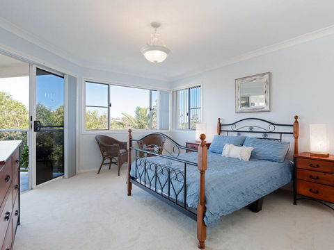 'GrandView', 10 Grandview Close - Huge House With Water Views, Aircon, WIFI, Netflix, Foxtel & Billiard Table - Redcliffe Tourism 1