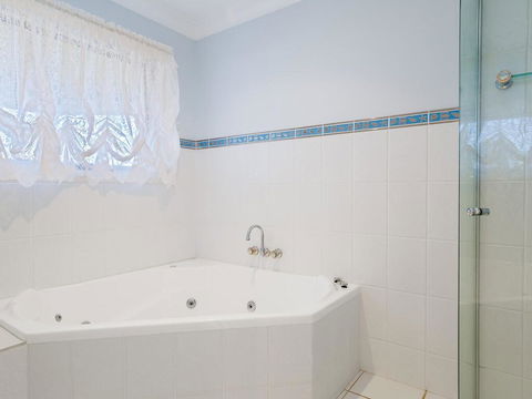 'GrandView', 10 Grandview Close - Huge House With Water Views, Aircon, WIFI, Netflix, Foxtel & Billiard Table - Redcliffe Tourism 2