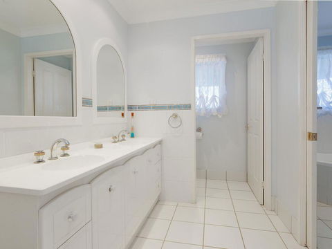 'GrandView', 10 Grandview Close - Huge House With Water Views, Aircon, WIFI, Netflix, Foxtel & Billiard Table - Redcliffe Tourism 3