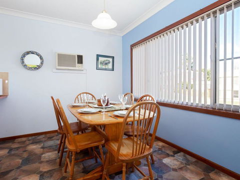 'Rutland', 1/13 Cromarty Road - Pet Friendly, Boat Parking, Water Views, Air Con - Redcliffe Tourism 1