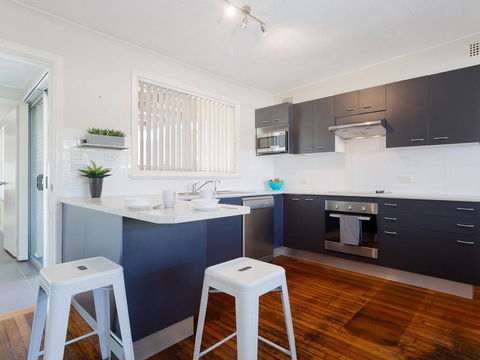 'Shoalz', 28 Rigney Street - Renovated Pet Friendly Cottage & Boat Parking - Redcliffe Tourism 3