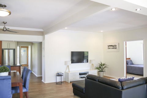 'Top Tier' Dog Friendly Holiday Home - Redcliffe Tourism 3