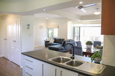 'Top Tier' Dog Friendly Holiday Home - Redcliffe Tourism 2