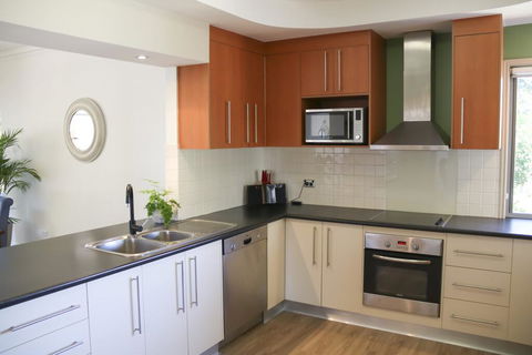 'Top Tier' Dog Friendly Holiday Home - Redcliffe Tourism 1