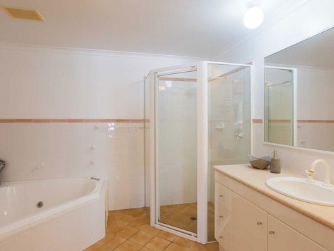 1 'Peninsula Waters', 2-4 Soldiers Point Road - Aircon, Pool & Massive Outdoor Area - Redcliffe Tourism 2