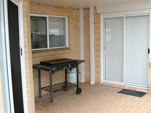 1 'The Clippers' 131 Soldiers Point Road - Fabulous Waterfront Unit - Redcliffe Tourism 2