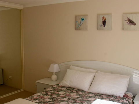 1 'The Clippers' 131 Soldiers Point Road - Fabulous Waterfront Unit - Redcliffe Tourism 3