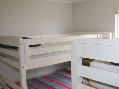 1 'The Clippers' 131 Soldiers Point Road - Fabulous Waterfront Unit - Redcliffe Tourism 1