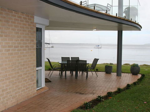 1 'The Clippers' 131 Soldiers Point Road - Fabulous Waterfront Unit - Redcliffe Tourism 0