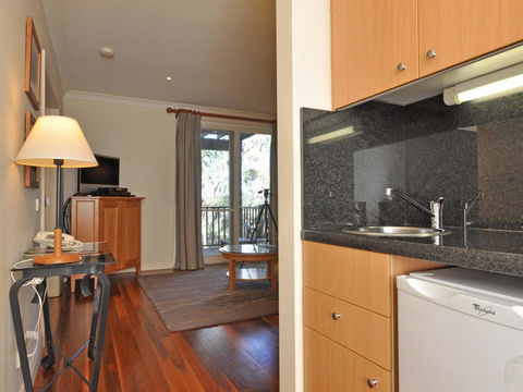 1 Bedroom Executive Villa Located Within Cypress Lakes - Redcliffe Tourism 2