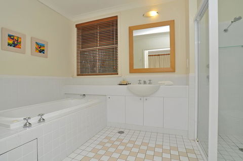 1 Bedroom Executive Villa Located Within Cypress Lakes - Redcliffe Tourism 1