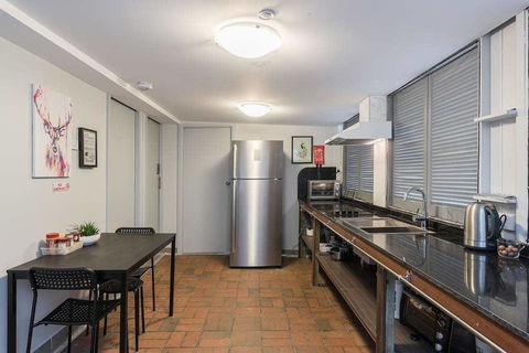 1 Double Quaint Grannyflat Private Room Near Public Transport - SHAREHOUSE - Redcliffe Tourism 2