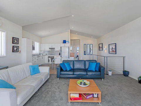 1/32 Ocean Avenue - Three Bedrooms, Three Bathrooms, Air Con, Boat Parking & Water Views - Redcliffe Tourism 2