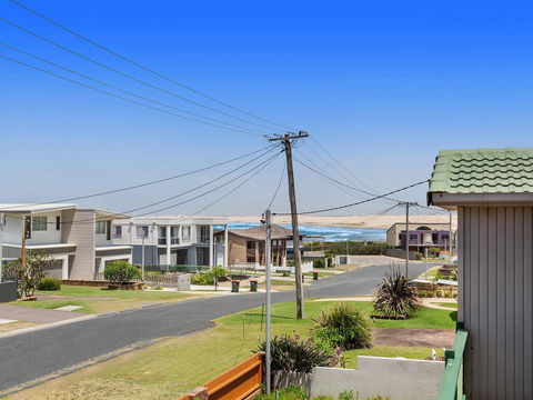 1/32 Ocean Avenue - Three Bedrooms, Three Bathrooms, Air Con, Boat Parking & Water Views - Redcliffe Tourism 0