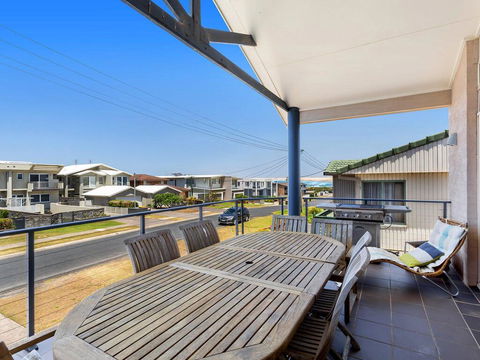 1/32 Ocean Avenue - Three Bedrooms, Three Bathrooms, Air Con, Boat Parking & Water Views - Redcliffe Tourism 1