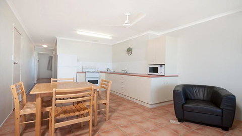 10T Beachfront Apartments - Redcliffe Tourism 3