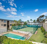 14 'THE DUNES' 38 MARINE DR - LARGE UNIT WITH POOL TENNIS COURT AND DIRECTLY ACROSS FROM FINGAL - Redcliffe Tourism