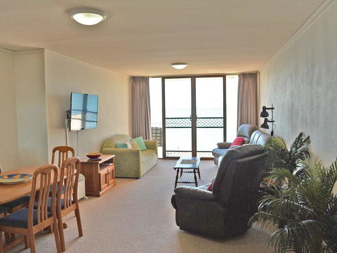 15 'Harbourside' 3-7 Soldiers Point Road - Right On The Waterfront - Redcliffe Tourism 1