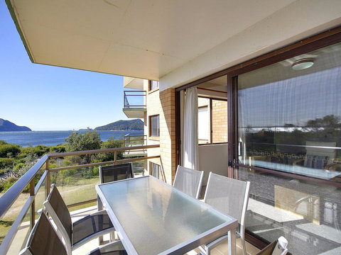 15 'Intrepid', 3 Intrepid Close - Right On The Beachfront - Redcliffe Tourism 0