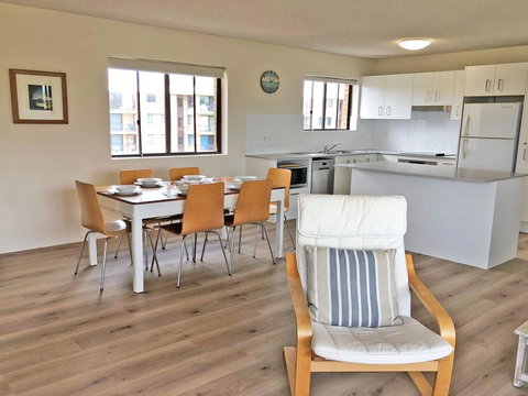 15 'Intrepid', 3 Intrepid Close - Right On The Beachfront - Redcliffe Tourism 3
