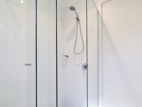 16 'Carindale' 19-23 Dowling St - Ground Floor, Foxtel, Pool And Tennis Court - Redcliffe Tourism 1