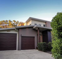 17 Naiad Court - Modern open plan family home with covered outdoor area and double lock-up garage - Redcliffe Tourism
