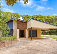 18 Naiad Court - Rainbow Shores Modern Beach House Walk to Beach - Redcliffe Tourism