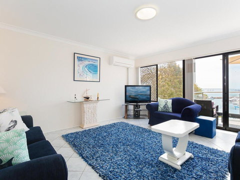 2 'Paradiso', 4 Laman Street - Beautiful Unit With Stunning Water Views & Pool - Redcliffe Tourism 3