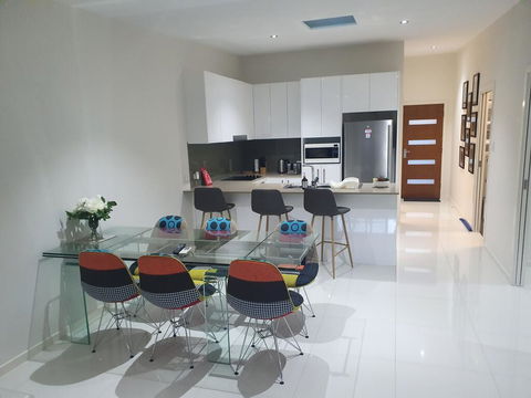 2 BDR Sea View Guest House - Redcliffe Tourism 2