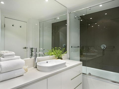 2 Bedroom Ocean View 27 Floors Above H-Residences - Redcliffe Tourism 2