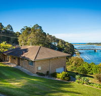 2 Water Crescent - Retro Haven - Redcliffe Tourism