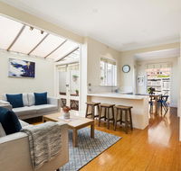 2-Bed House With Patio Near Bars and Restaurants - Redcliffe Tourism