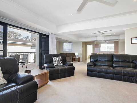 2/137 Soldiers Point Road - Luxury Unit On The Waterfront With Aircon And Free Unlimited Wi Fi - Redcliffe Tourism 3