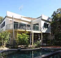 20 Orania Court - Two storey family home with swimming pool patio  large deck. Pet friendly - Redcliffe Tourism