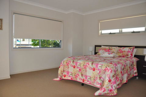 21 Tingira Close - Family Home In A Quiet Street Enjoying Ocean Views - Redcliffe Tourism 3