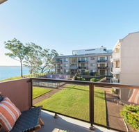 24 'The Poplars' 34 Magnus Street - views aircon WIFI Netflix  Pool - Redcliffe Tourism