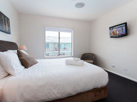 245 'Pacific Blue', 265 Sandy Point Rd - Air Conditioned Unit With Resort Facilities And Linen Supplied - Redcliffe Tourism 2
