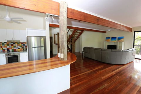 25 Naiad Court - Rainbow Shores, The Ultimate Beachside Executive Property, Air Conditioned - Redcliffe Tourism 1