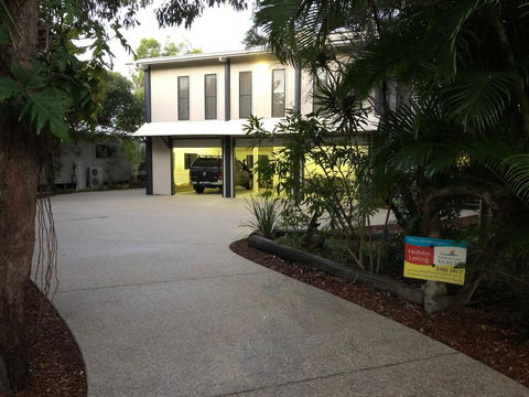 25 Naiad Court - Rainbow Shores, The Ultimate Beachside Executive Property, Air Conditioned - Redcliffe Tourism 0