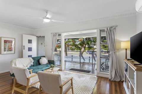 Beachside 3-Bed Family Home With Parking & Veranda - Redcliffe Tourism 0
