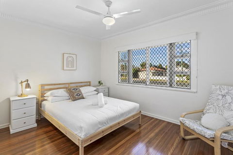 Beachside 3-Bed Family Home With Parking & Veranda - Redcliffe Tourism 4