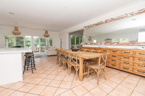 Benview Cottage, 3 Large Living Areas, Sleeps 8, CBD - Redcliffe Tourism 1