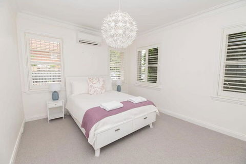 Benview Cottage, 3 Large Living Areas, Sleeps 8, CBD - Redcliffe Tourism 3