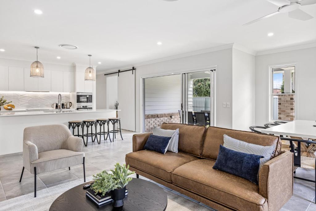 Brand-New 4-Bed Beach House with Alfresco Dining